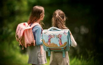 Condividere le foto del primo giorno di scuola: un rischio che i genitori sottovalutano